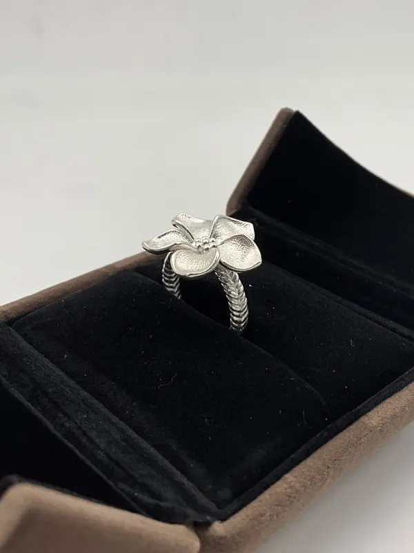 Bague Fleur — Argent · fleur sur jonc torsadé