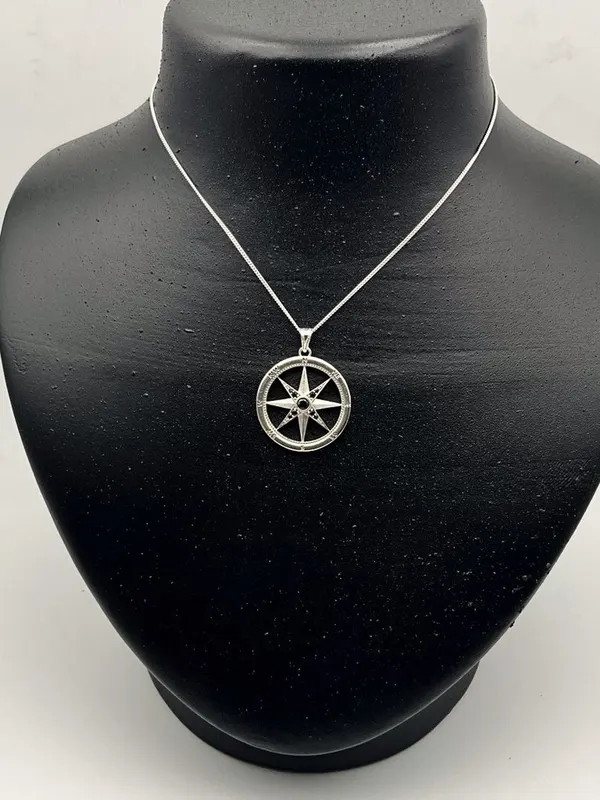 Pendentif Rose des vents — Argent · ajouré, pierres noires