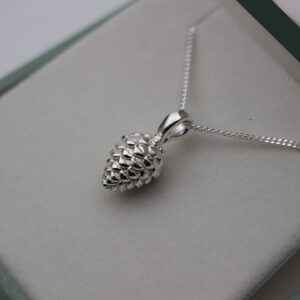 Pendentif pomme de pin